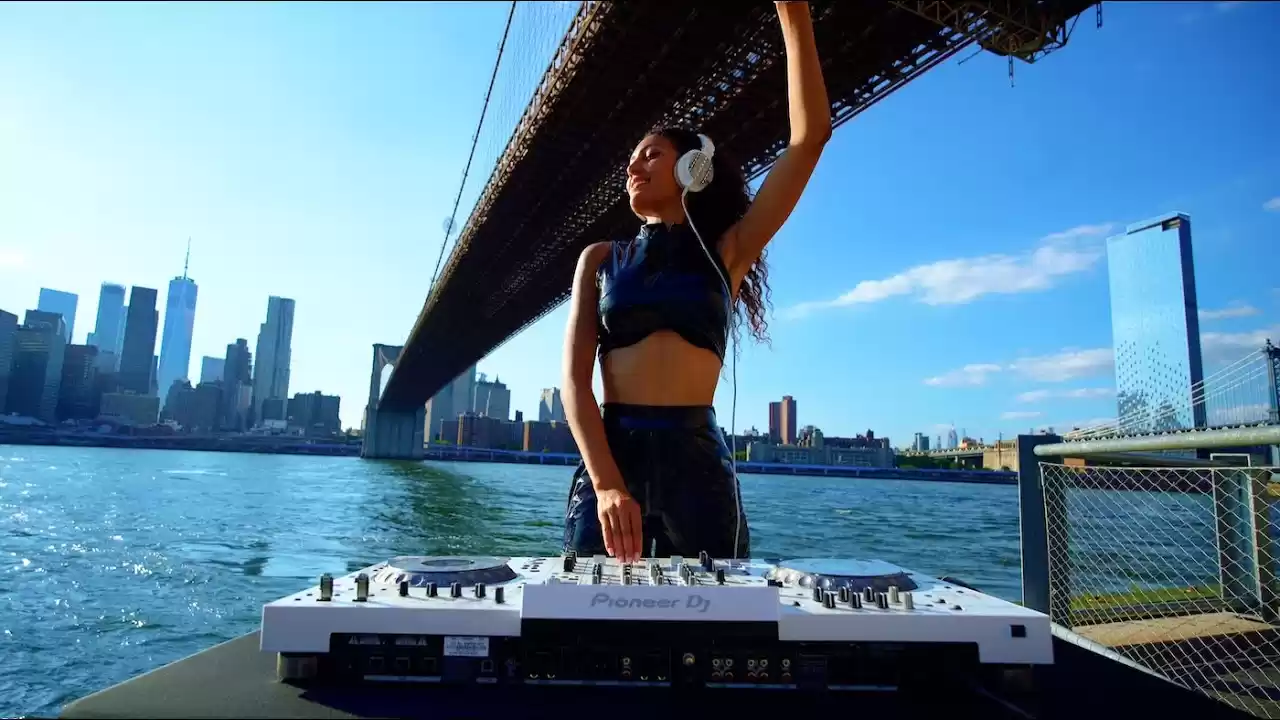 Alo Wiza - Live @ Brooklyn Bridge, New York [Melodic Techno _ Progressive House DJ Mix] .