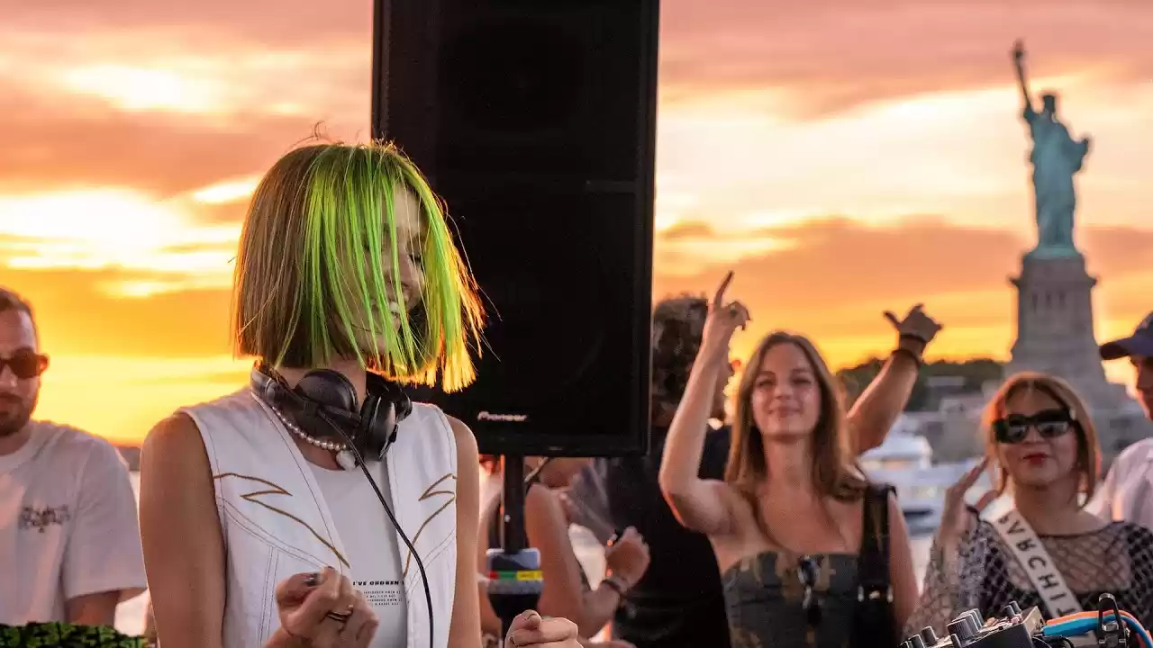 Miss Monique @ Sunset Cruise in New York [Progressive house DJ Mix].