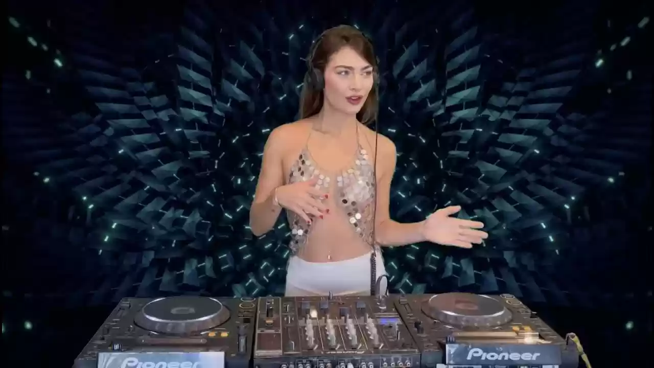 Fernanda Pistelli @ Metaverse Sessions for Liquid Earth.