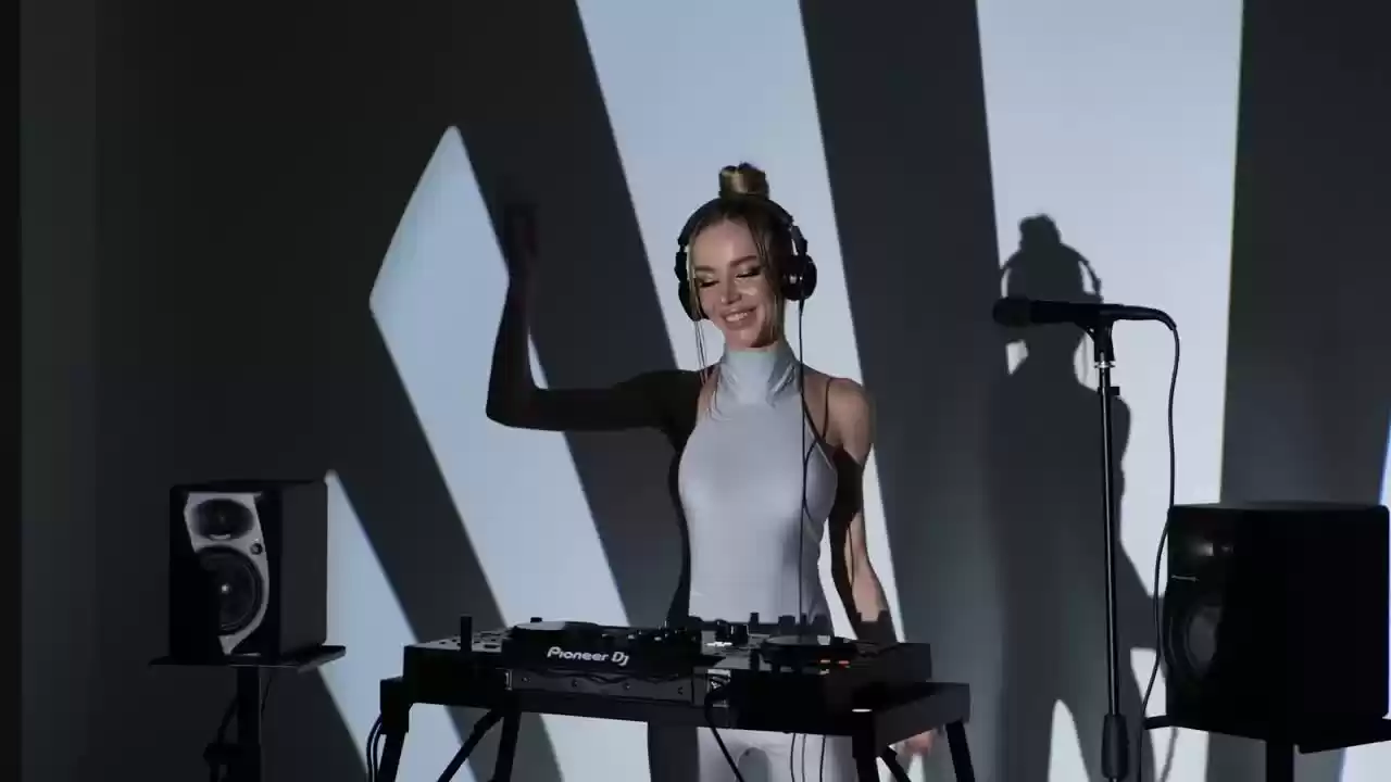 Karry G - Live Podcast 006 / 4K Melodic Techno &amp; Progressive House.